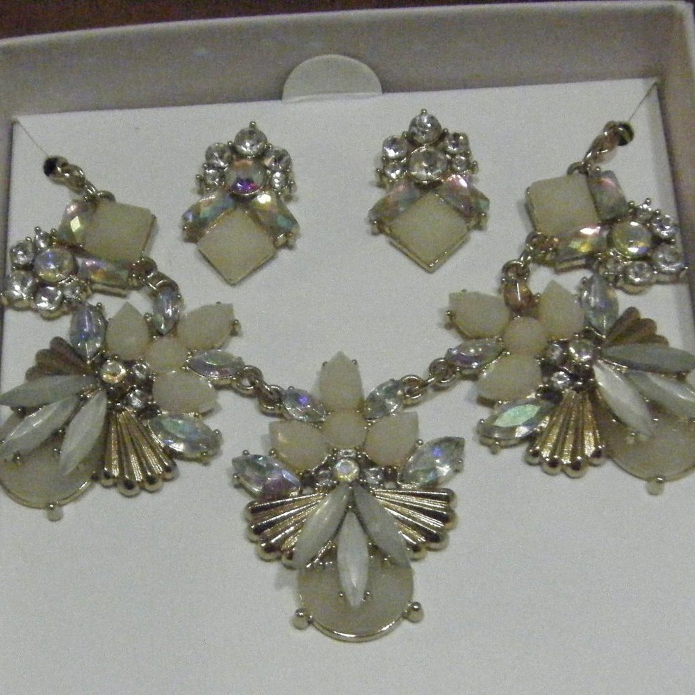 Ivory White and Goldtone Necklace Earring Set